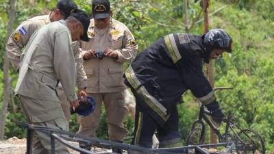 Bomberos trabajan en labores de enfriamiento en el municipio de Villanueva, Cortés.