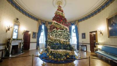 Así luce el árbol ubicado en la Sala Azul con la decoración navideña en la Casa Blanca.