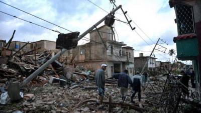 Primero, se escuchó un ruido como si un avión estuviese pasando por el techo de las casas. Luego una ráfaga de aire y granizo acabó con todo. Un potente tornado golpeó la noche del domingo en La Habana, matando a tres personas, hiriendo a otras 172 y destruyendo decenas de viviendas.