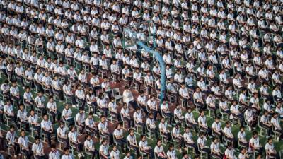 Sin mascarillas de protección ni medidas de distancia social, miles de niños y jóvenes retornaron este martes a clases en Wuhan, la ciudad del centro de China donde emergió el nuevo coronavirus a fines de 2019, y que ha reabierto colegios y jardines de infancia por primera vez en siete meses.