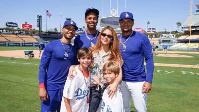 En meses pasados, Shakira visitó Estados Unidos junto a sus hijos. En la foto posan en la sede de Los Angeles Dodgers, un equipo profesional de béisbol.