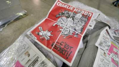 El periódico satírico francés Charlie Hebdo se tiñó de sangre.