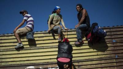 Cientos de migrantes se enfrentaron a los federales mexicanos y lograron llegar hasta la garita de El Chaparral, una zona fronteriza con EEUU.