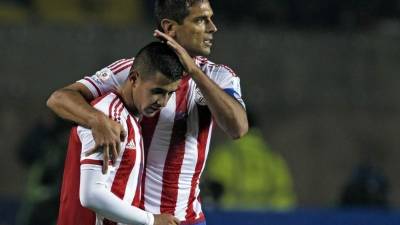 Derlis González junto a Roque Santa Cruz, durante el Brasil-Paraguay. Foto AFP
