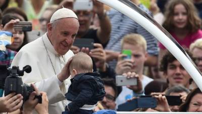 El papa Francisco protagonizó hoy la sorpresa en la audiencia general en la Plaza de San Pedro, donde pidió públicamente 'perdón' por 'escándalos' sucedidos en Roma y el Vaticano, aunque sin precisar a cuáles se refería.