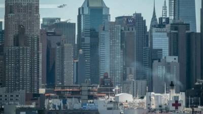 Los Navy Blue Angels de los Estados Unidos y los Thunderbirds de la Fuerza Aérea de los Estados Unidos vuelan hoy sobre la ciudad de Nueva York para saludar a los trabajadores de la salud y responden primero ayudando a combatir el Coronavirus, visto desde Weehawken, Nueva Jersey.
