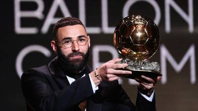 Karim Benzema en el momento que recogía el Balón de Oro.