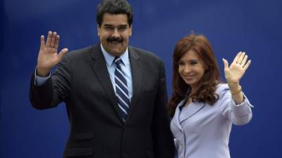 El presidente Nicolás Maduro junto a la mandataria argentina Cristina Fernández en la cumbre de Mercosur.