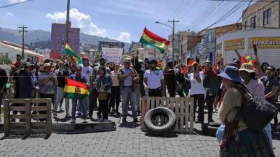 Aunque en el centro los comercios estaban abiertos, en los barrios muchas tiendas bajaron sus cortinas, principalmente por los bloqueos de calles.