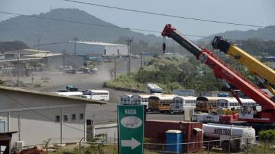 Las grúas y los camiones permanecen en el aparcamiento de la zona de obras de ampliación del Canal de Panamá, en Cocolí, cerca del Océano Pacífico el 20 de enero de 2014. AFP