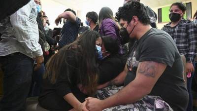 Familiares y amigos de Keyla Martínez lloran durante su funeral en La Esperanza, Intibucá. AFP