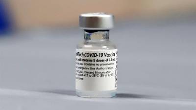 Un recipiente de la vacuna de los laboratorios Pfizer/BioNTech contra la covid-19.