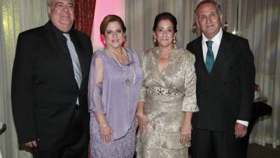 Kamal y Élida Diek con Ángela y Hanna Nassar