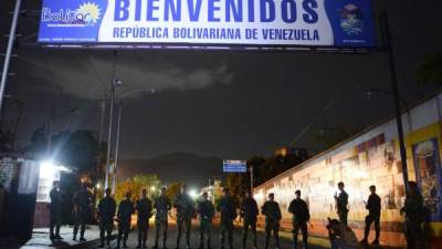 Maduro envió las tropas venezolanas para cerrar su frontera por las noches.