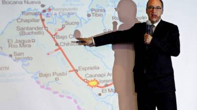 El presidente de Ecopetrol, Juan Carlos Echeverry, muestra como un ataque perpetrado por las FARC contra un oleoducto , dejó una mancha de unos 20 kilómetros de crudo que se prevé llegará hoy a la costa del Pacífico.