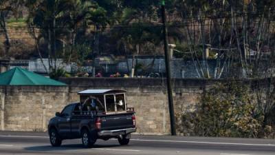 Un camión transporta un ataúd al cementerio de Santa Cruz Memorial, a cinco kilómetros al norte de Tegucigalpa. AFP
