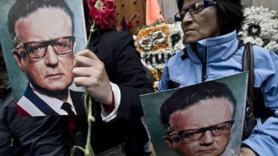 TOPSHOT - A police water cannon sprays on demonstrators protesting against the government in Santiago on November 29, 2019. - Furious Chileans have since October 18 been protesting social and economic inequality, and against an entrenched political elite that comes from a small number of the wealthiest families in the country, among other issues. (Photo by Martin BERNETTI / AFP)