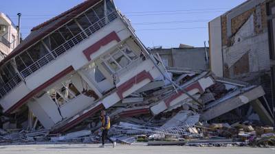 Ciudades enteras fueron devastadas por el potente terremoto que deja más de 40,000 muertos en Turquía.