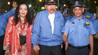 El presidente de Nicaragua, Daniel Ortega (centro), su esposa Rosario Murillo y el director de la Policía Nacional, Francisco Díaz Madriz un un evento público.