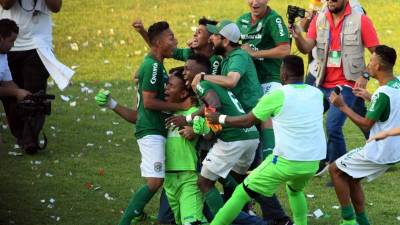 Los jugadores del Marathón celebrando el campeonato en la cancha.