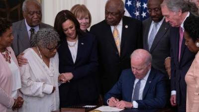 Biden firmó el decreto acompañado por activistas afroamericanos y la vicepresidenta Kamala Harris./AFP.