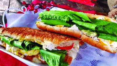 Prueba con otros sabores. Casi cualquier carne cabe perfectamente dentro de un pan; si deseas, puede ponerle a este sandwich carnes de cerdo o pollo o lo que le haya sobrado de la Navidad.