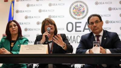 La peruana Ana María Calderón (centro) asumió el 1 de julio, por segunda vez, como vocera interina de la Misión de la OEA en Honduras.