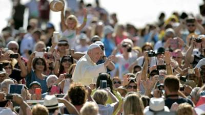 El papa Francisco se ha visto en el centro de la polémica por la apertura del Vaticano con las parejas gays.
