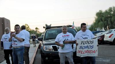 Miembros de la caravana Todos Somos Florida, posan a su llegada a la Iglesia Presbiteriana del Sur, el 26 de junio de 2023 en Tucson, Arizona (EEUU).