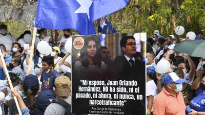 La ex primera dama Ana García, con su semblante quebrantado, se dirigió a los medios de comunicación anoche para dar su mensaje en el que recalcó la inocencia de su esposo Juan Orlando Hernández, y que todo es una venganza de narcotraficantes.