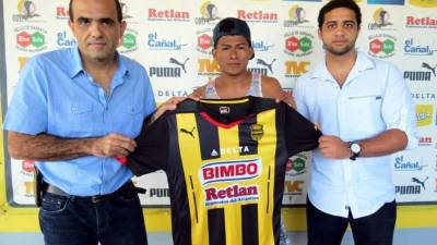 Ivan 'Chino' López posando con la camiseta del Real España. Foto cortesía Real España