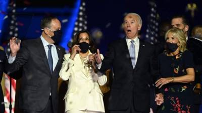 Biden mostró su sorpresa al observar el espectáculo de drones y fuegos artificiales en su discurso de la victoria./AFP.