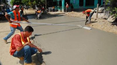 Trabajadores pavimentan el acceso a la Procesadora Municipal de Carnes.