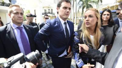 No tener libertad es motivo suficiente para que un revocatorio dijo el diputado español,Albert Rivera, al llegar a Venezuela. AFP