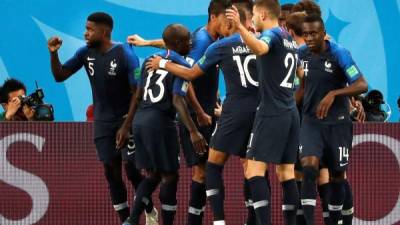 El defensa francés Samuel Umtiti (i) celebra tras marcar el 1-0 durante el partido Francia-Bélgica. FOTO EFE.