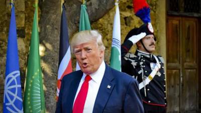 El presidente de EE.UU., Donald J. Trump llega a una sesión del G7 el 27 de mayo de 2017 en Taormina, Italia. EFE