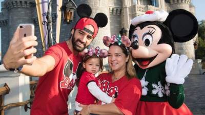 Las estrellas en Disney. Adamari López posa con Tony Costa y su pequeña Alaïa.