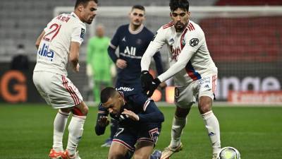 Kylian Mbappé fue frenado por la zaga defensiva del Lyon.