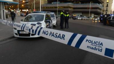 La policía española acordonó el área donde se registró el incidente con un hombre que cargaba bombas de metano en su auto.