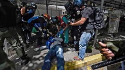 Varios manifestantes resultaron heridos tras los violentos enfrentamientos con las fuerzas de seguridad en Caracas. AFP.