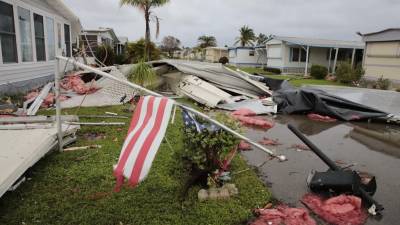 Los escombros cubren un parque de casas móviles en Fort Myers, Florida, un día después de que el huracán Ian tocara tierra.