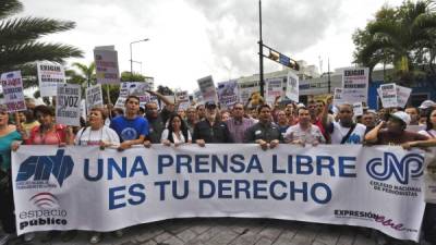 Los periodistas venezolanos marcharon en Caracas con una pancarta con el lema de este año: “Una prensa libre es tu derecho”. Fotos: AFP