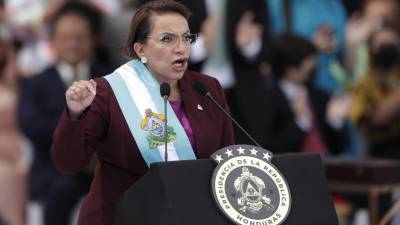 La presidenta de Honduras, Xiomara Castro, habla luego del juramento del cargo, hoy en el Estadio Nacional Tiburcio Varias Andino en Tegucigalpa (Honduras). EFE/ Bienvenido Velasco