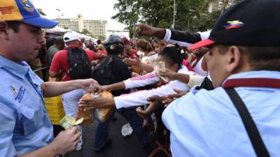El mercado popular organizado por Maduro acabó desatando el caos en una de las principales avenidas de la capital venezolana.