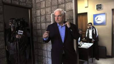 Former Panamanian President Ricardo Martinelli, escorted by US Marshalls, boards a jet early morning June 11, 2018 at Opa Locka airport near Miami, FL. Martinelli is being extradited back to Panama on political espionage and corruption. Martinelli, 66, has another dozen cases pending that range from the misappropriation of public funds to the sale of pardons. / AFP PHOTO / Gaston De Cardenas
