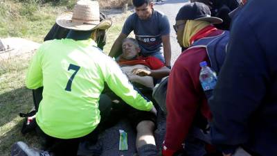 Un migrante centroamericano es atendido después de estar hacinado en un tráiler.