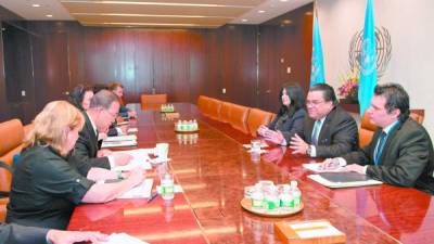 El secretario de la ONU, Ban Ki-moon y su equipo en reunión ayer en la sede del organismo con el canciller, Arturo Corrales, y la embajadora Mary Flores.