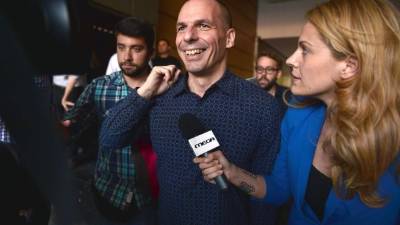 Yanis Varoufakis, ministro de Finanzas griego, sale en su motocicleta con su esposa Danai después tras su renuncia en el Ministerio de Hacienda en el centro de Atenas el 6 de julio de 2015. AFP