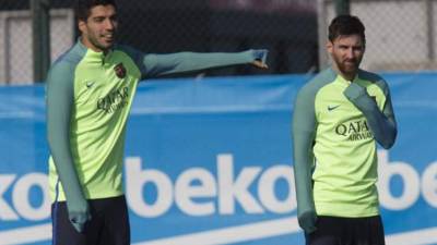 Luis Suárez en el entrenamiento junto a Lionel Messi. EFE.