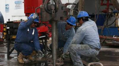 En tanto el precio se mantiene bajo, la producción petrolera mantiene su ritmo.